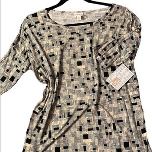 NWT LuLaRoe Irma top a loose, knit "high-low" tunic w/
fitted mid-length sleeve